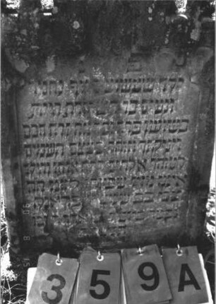 Grabstein 359 (Index: 100106738) Material: Sandstein Zustand: stark verwittert, Mittelaufsatz fehlt Maße HxBxT: 80x44x9 cm Beschreibung: Stele mit Zinnenabschluß, Mittelerhöhung, Mittelaufsatz fehlt, Schriftfeld eingetieft Besonderheit: Kindergrab: Grabstein 359A