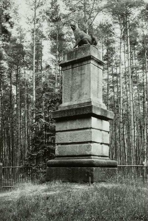 Wolfssäule : Friedewald. Wolfsdenkmal im Forstrevier Kreyern, westlich des Forsthauses