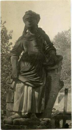 Statue: Barfüßige Bäuerin mit leerem Korb