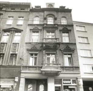 Cottbus, Straße der Jugend 6. Wohn-und Geschäftshaus (um 1895). Straßenfront