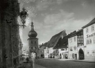 Saalfeld, Blankenburger Tor : Saalfeld. Blankenburger Straße mit Blankenburger Tor und Biedermannschem Haus. Blick nach Nordosten