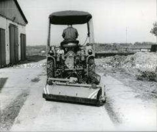 Geräteträger RS 09/124 mit Kehrwalze T 936