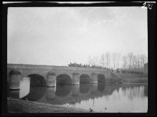 Ars-sur-Moselle (Dep. Moselle, Frankreich): Lanzenreiter beim Überqueren einer steinernen Brücke ("Moselbrücke bei Ars")