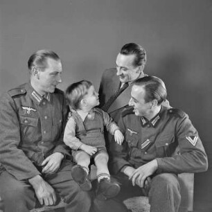 Porträt. Erich Rinkas Brüder Bruno und Kurt Rinka als Soldaten in Wehrmachtsuniform mit einem Jungen und Erich Rinka.