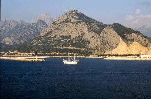 Antalya [Türkei]: Ankunft der MS Odessa, mit Panorama des Taurus-Gebirges