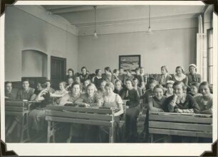 Schülerinnen im Klassenzimmer