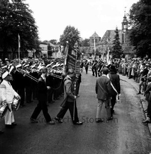 Schützenfest: Veranstalter Ahrensburger Schützengilde: Umzug: Am Alten Markt: Gastverein marschiert: Blaskapelle: Zuschauer am Straßenrand: rechts hinten Schlosskirche und Gottesbuden