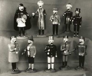 Räuchermänner : Räuchermänner aus Seiffen, OT Heidelberg. Holz, gedrechselt, bemalt, Massearme. Dresden: Museum für Sächsische Volkskunst mit Puppentheatersammlung