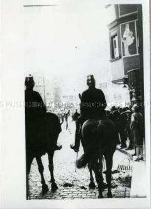 Polizisten beim Reichsjugendtag des KJVD in Hamburg