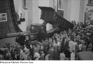 LKW im sowjetischen Pavillon der Leipziger Herbstmesse 1954