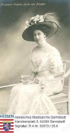 Viktoria Luise Herzogin v. Braunschweig geb. Prinzessin v. Preußen (1892-1980) / Porträt mit Hut, auf Stuhl sitzend, Ganzfigur