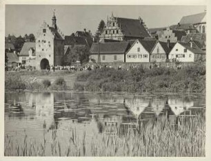Unterfranken. Blick über den Main auf Sulzfeld mit Maintor und Renaissance-Rathaus mit reich verziertem Volutengiebel