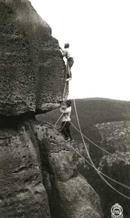 Sächsische Schweiz, Schrammsteine. Zinne. Seilschaft Oswald Kunis und Paul Illmer am FKV-Weg (VIIb [VIIc])