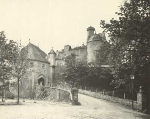 Schloss Hartenstein, Auffahrt zum ersten Tor