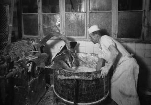 Dresden-Altstadt, Webergasse 35. Feinbäckerei und Conditorei Firma "Hermann Angermann", Inhaber Franz Seraph Schmid. Christstollenbäckerei. Teigbereitung. Der Stollenteig wird maschinell in der Knetmaschine (Firma Hermann Bertram, Halle/Saale) hergestellt