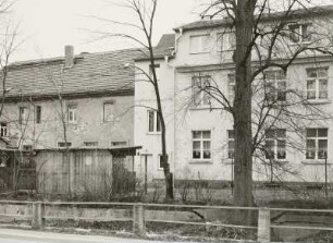 Kreischa-Lungkwitz (Weißeritzkreis). Ehem. Grundschule, Spitzbergstraße 2. Hofansicht mit Erweiterungsbau über Lockwitzbach