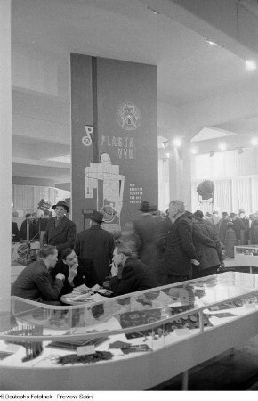 Besucher am Stand der Plasta VVB