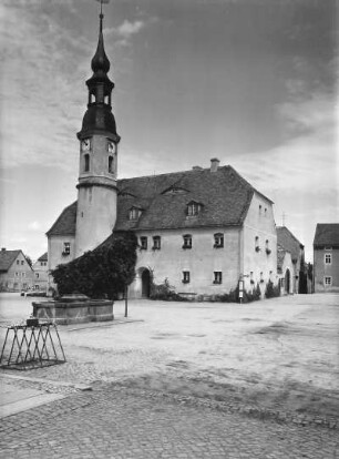 Weißenberg. Rathaus. Eingangsseite mit Marktbrunnen