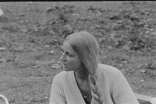 Čičmany. Akt-Pleinair 1980. Junge Frau während einer Besprechung