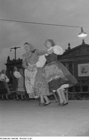 Tanzdarbietung eines Volkstanzes