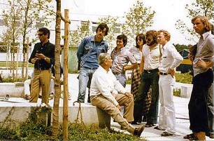 Eichberg, Werner; Privatphotos - Werner Eichberg im Kreise von Studierenden