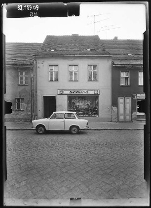 Lieberose, Markt. Wohnhaus mit Laden. Straßenfront