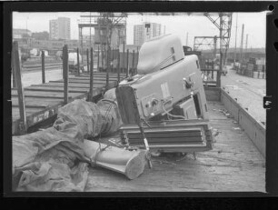 Stuttgart, Hbf, (Schadens-) Ermittlung, beschädigte Maschine auf Güterwagen