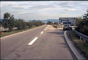 Einfahrt in Kreisel Südost (Mannheim Richtung Mannheim-Neuostheim) von Nebenfahrbahn Süd (Mannheim Richtung Heidelberg)