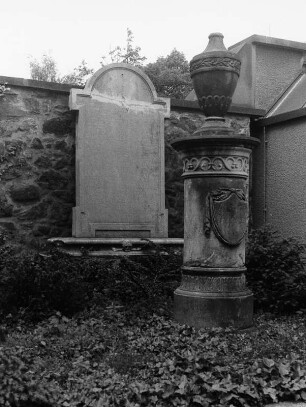 Johann Christoph Hert und Ludwig Julius Friedrich Höpfner; Darmstadt, Alter Darmstädter Friedhof I Mauer 163