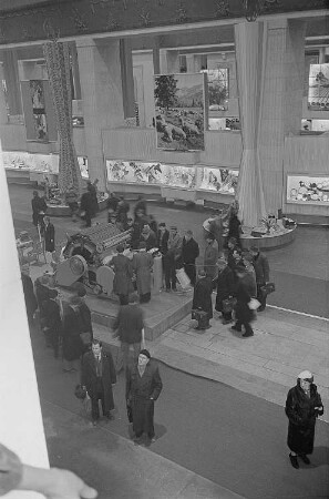 Messebesucher in der Ausstellungshalle der Sowjetunion vor einer Präsentation von Maschinen