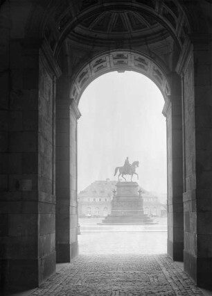 Dresden, Denkmal König Johann : Dresden-Altstadt. Blick auf den Theaterplatz mit König-Johann-Denkmal
