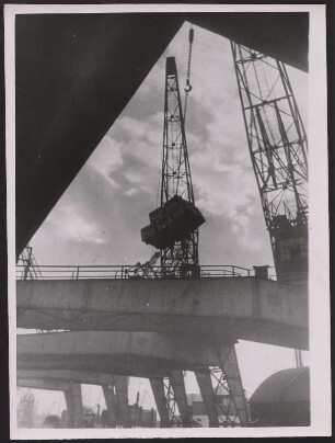 Hafenkran am Überseehafen Bremen