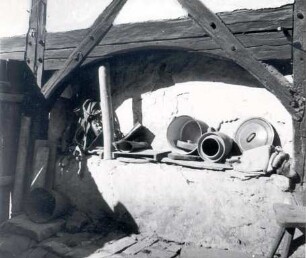 Bauernhof in Gröditz, Detail : Bauwesen - Exterieur. Ort: Hrodźišćo / Gröditz. Ecke zum Ablegen von Werkzeug und Geschirr am Hause.