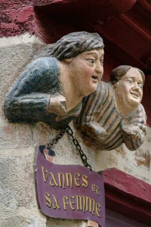 Frankreich. Bretagne. Morbihan. Vannes. Alte Fachwerk Fassade. Figuren genannt Vannes et sa Femme