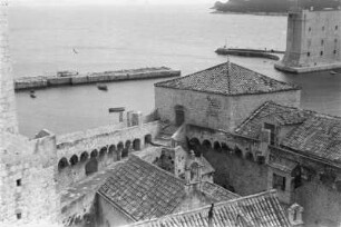 Wellenbrecher : Wellenbrecher im Hafen von Dubrovnik.