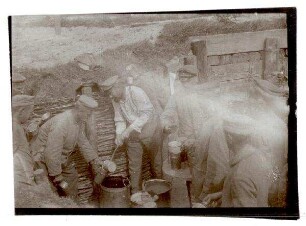 Original-Fotos (doppelt) mit Zensurvermerk 18.11.1916: Nr. 185: Essenfassen