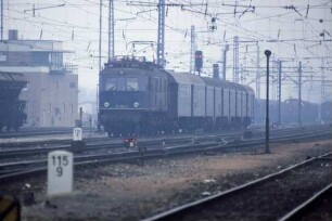 Lauda Lok 118 020 Einfahrt N B4yg-Wagen Stw