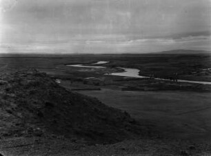 Der Río Desaguadero : Blick auf den Fluß Río Desaguadero. Ein Brücke verbindet die Bereiche des Ortes Nazacara.