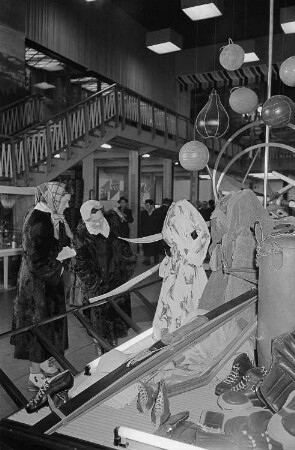 Messebesucherinnen in der rumänischen Ausstellungshalle, Präsentation von Sportgeräten und Textilien