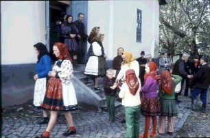Huta Certeze: Trachtengruppen, Frauen und Kinder vor der Kirche