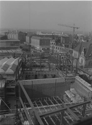 Dresden-Altstadt, Augustusstraße 2. Ständehaus (1901-1907; P. Wallot). Substanzsicherung / Wiederaufbau Dach. Montage von Dachbindern (Westflügel). Blick nach Südsüdwest