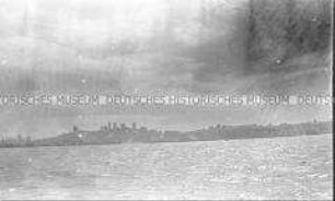 Selbstversenkung des Hochseepassagierdampfers "Columbus" am 19. Dezember 1939, Besatzungsangehörige im Internierungslager auf Angel Island, Kalifornien, Blick über das Meer gen Festland
