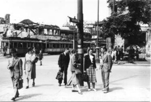 Berlin-Charlottenburg. Kreuzung Kantstraße/Joachimsthaler Straße mit Passanten. Blick nach Südost