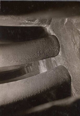 Kessel 18, W.II - Zwei Stegrisse in der 'Hut'-Wandung (außen) vor der Reinigung (Vorderansicht)
