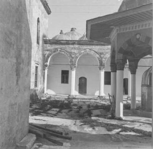 Säulengang : Bulgarien. Tombul-Moschee. Blick in den Innenhof
