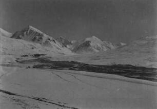 Fluss : Ein Fluss mit Eisschollen im Tian Shan Hochgebirge