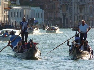 Venedig - Gondeln auf dem Kanal Grande : Gondeln fahren auf dem Kanal Grande. Aufgenommen am 8. August 2011 in Venedig