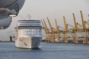 Barcelona - Kreuzfahrtschiff : Ein Kreuzfahrtschiff fährt in den Hafen ein. Aufgenommen in Barcelona am 16. Oktober 2009