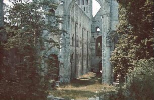 Blick von Nordosten in die Ruine der Klosterkirche Notre-Dame in Jumièges (Aufnahme im Rahmen der Fotokampagne im besetzten Frankreich)