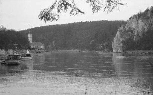 Weltenburg: Donaudurchbruch mit ankommendem Schiff